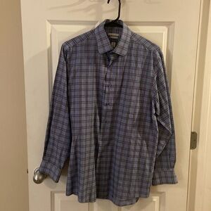 Men’s Van Heusen button up shirt. Classic Fit Neck size  15 1/2   32/33